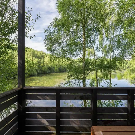 Waterside Elegance At Sky Pad Ferienhaus